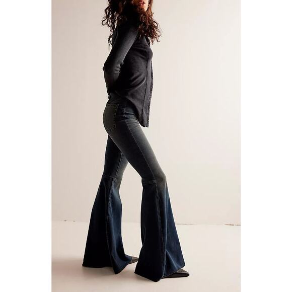 NWT! Free People We The Free Just Float On Flare Jeans Sky/Ciel 24